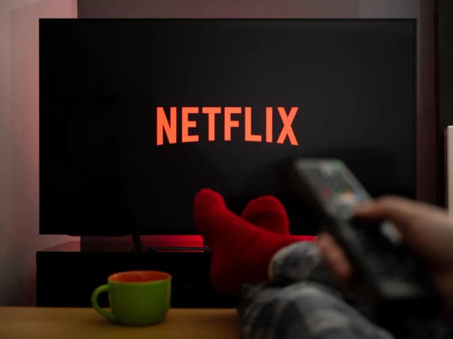 Jak włączyć Netflix na telewizorze Samsung - proste kroki i porady